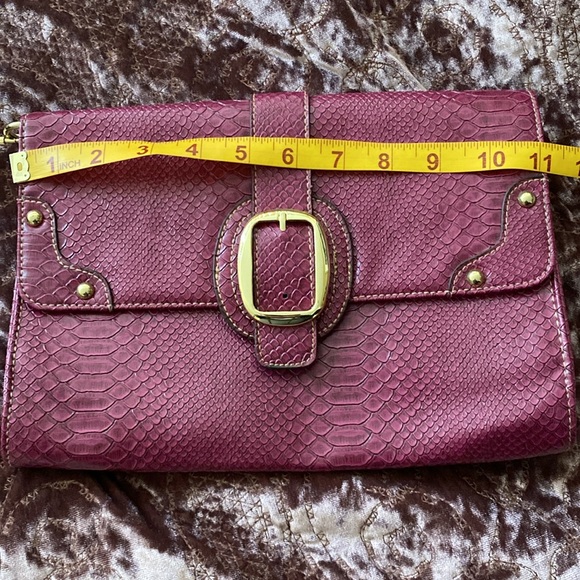 Large magenta clutch with gold accents - Picture 7 of 8